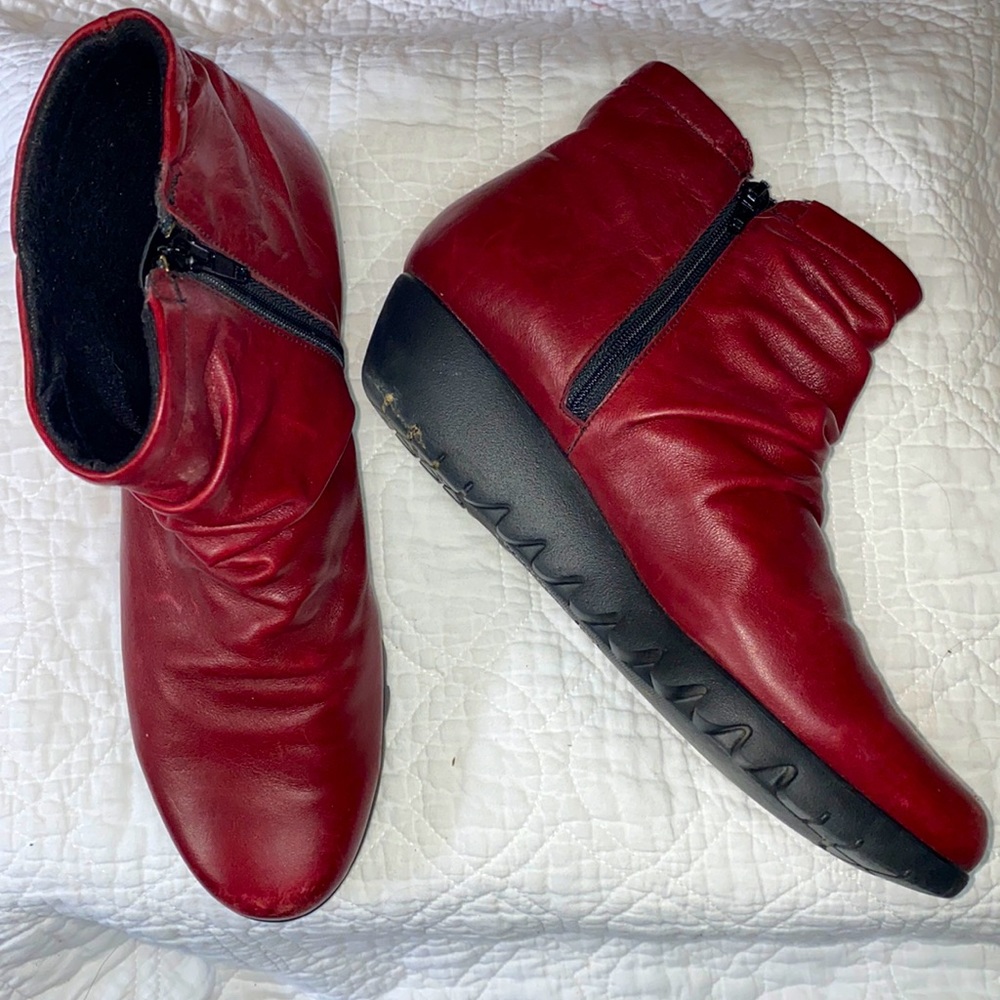 Munro dark red walking wedge bootie size 9 N